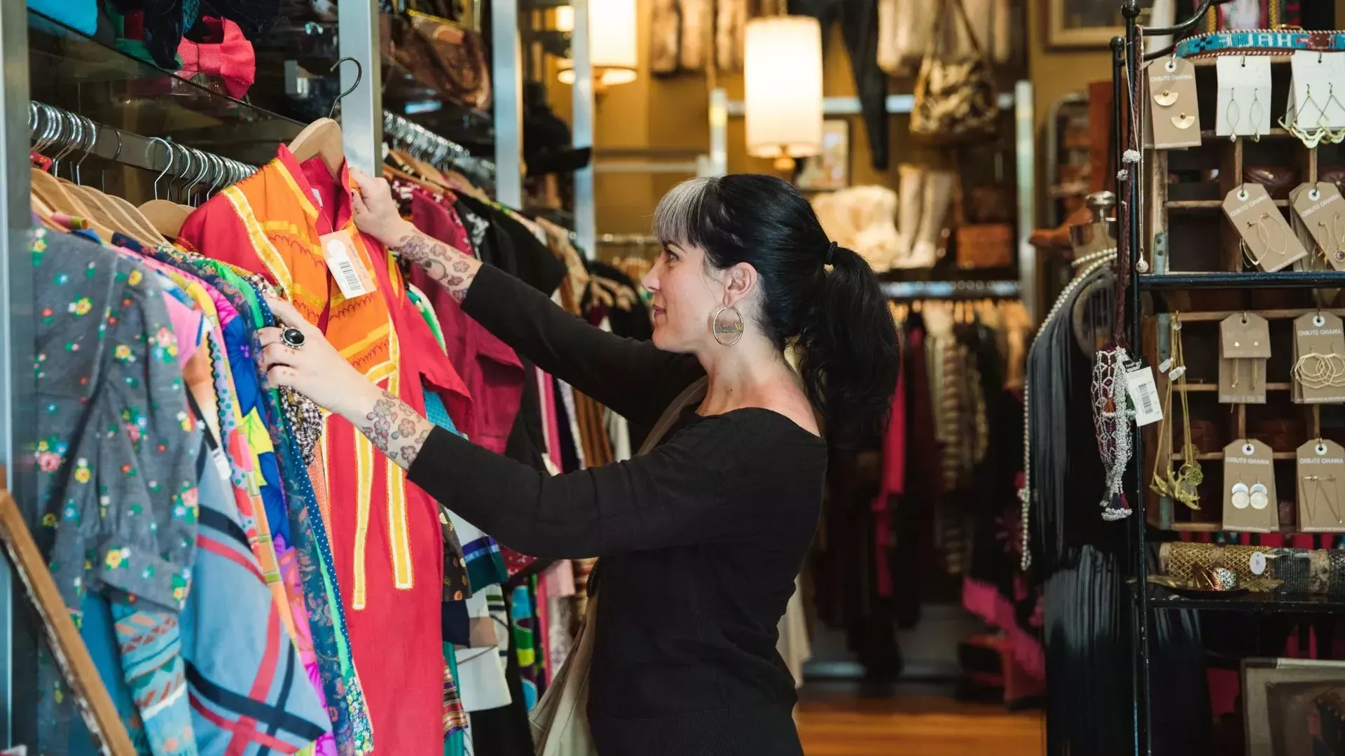 A woman 商店s in a San Francisco boutique.