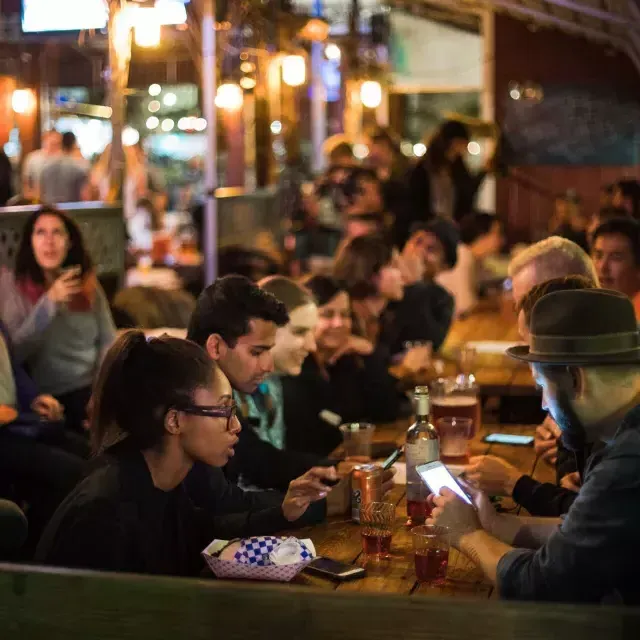 People eating in a crowded dining area in SoMa. 贝博体彩app，加利福尼亚.